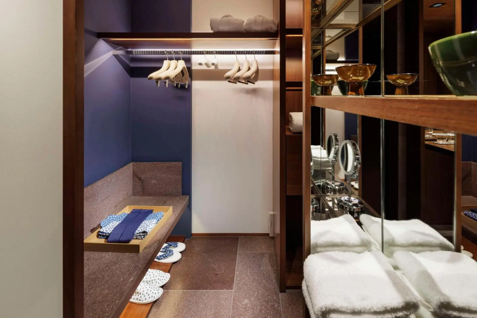 Andaz Tokyo - Un concepto de Hyatt área del armario con comodidades