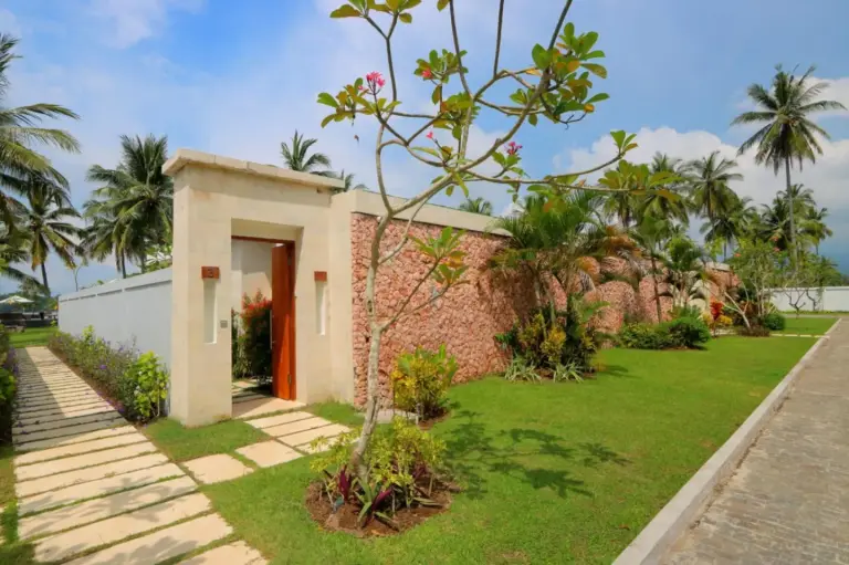 Anema Wellness & Resort Gili Lombok - Diving Center PADI – Mataram, Indonesien Hotel – ein kleines Haus mit einem Garten und einem Baum im Anema Wellness & Resort Gili Lombok - Diving Center PADI in Tanjung