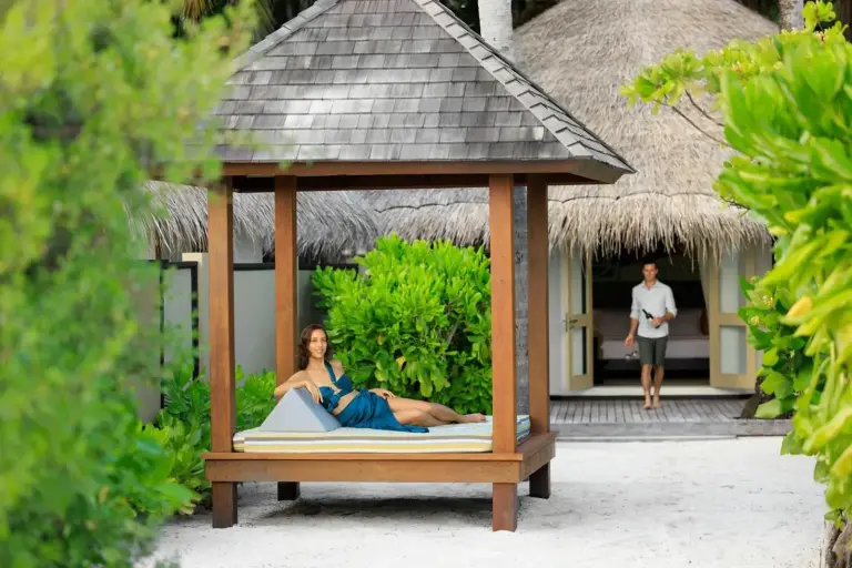 Angsana Velavaru - part of Banyan Group avec transferts aller-retour en hydravion gratuits – hôtel de l’atoll de Dhaalu, Maldives – une chambre avec un grand lit et un canapé à Angsana Velavaru - part of Banyan Group avec transferts aller-retour en hydravion gratuits dans l’atoll de Dhaalu