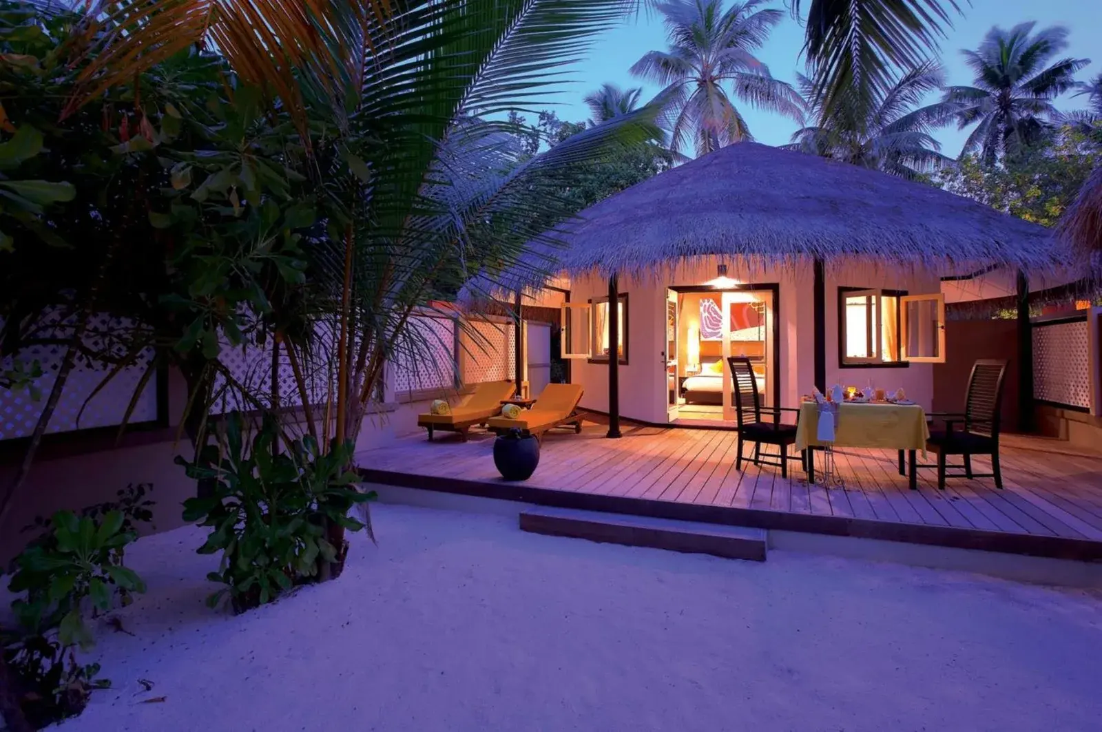 Angsana Velavaru - part of Banyan Group avec transferts aller-retour en hydravion gratuits – hôtel de l’atoll de Dhaalu, Maldives – une femme allongée sur un lit dans un gazebo à Angsana Velavaru - part of Banyan Group avec transferts aller-retour en hydravion gratuits dans l’atoll de Dhaalu