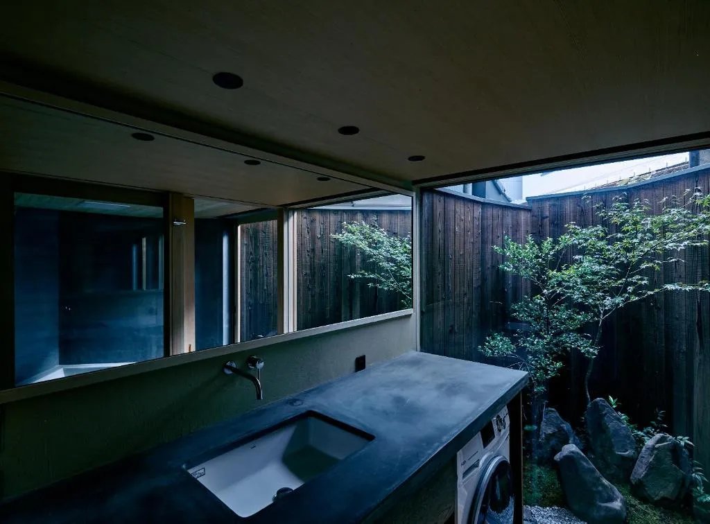 Espacio de baño moderno en ANJIN Gion Shirakawa con luz natural