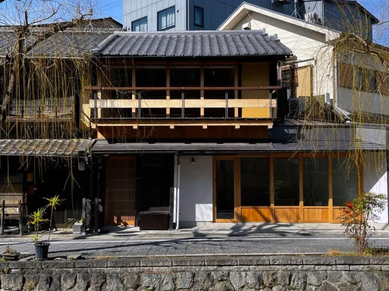 Vista exterior de ANJIN Gion Shirakawa mostrando arquitectura tradicional