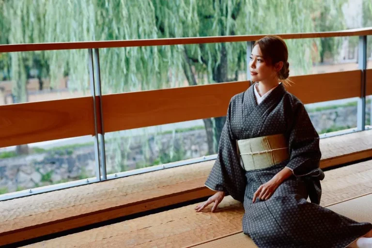 Invitado en kimono tradicional en ANJIN Gion Shirakawa