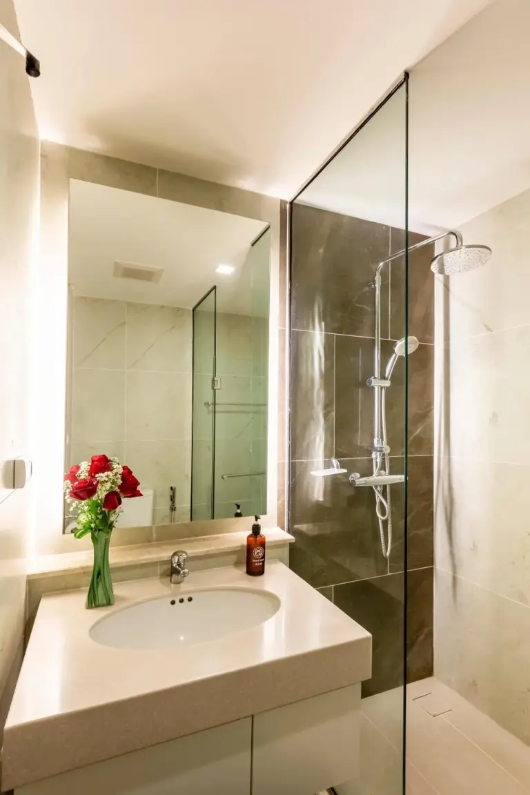 Baño con bañera y lavabo en Anta Residence Self-service apartment en Chiang Mai con elegante diseño de azulejos