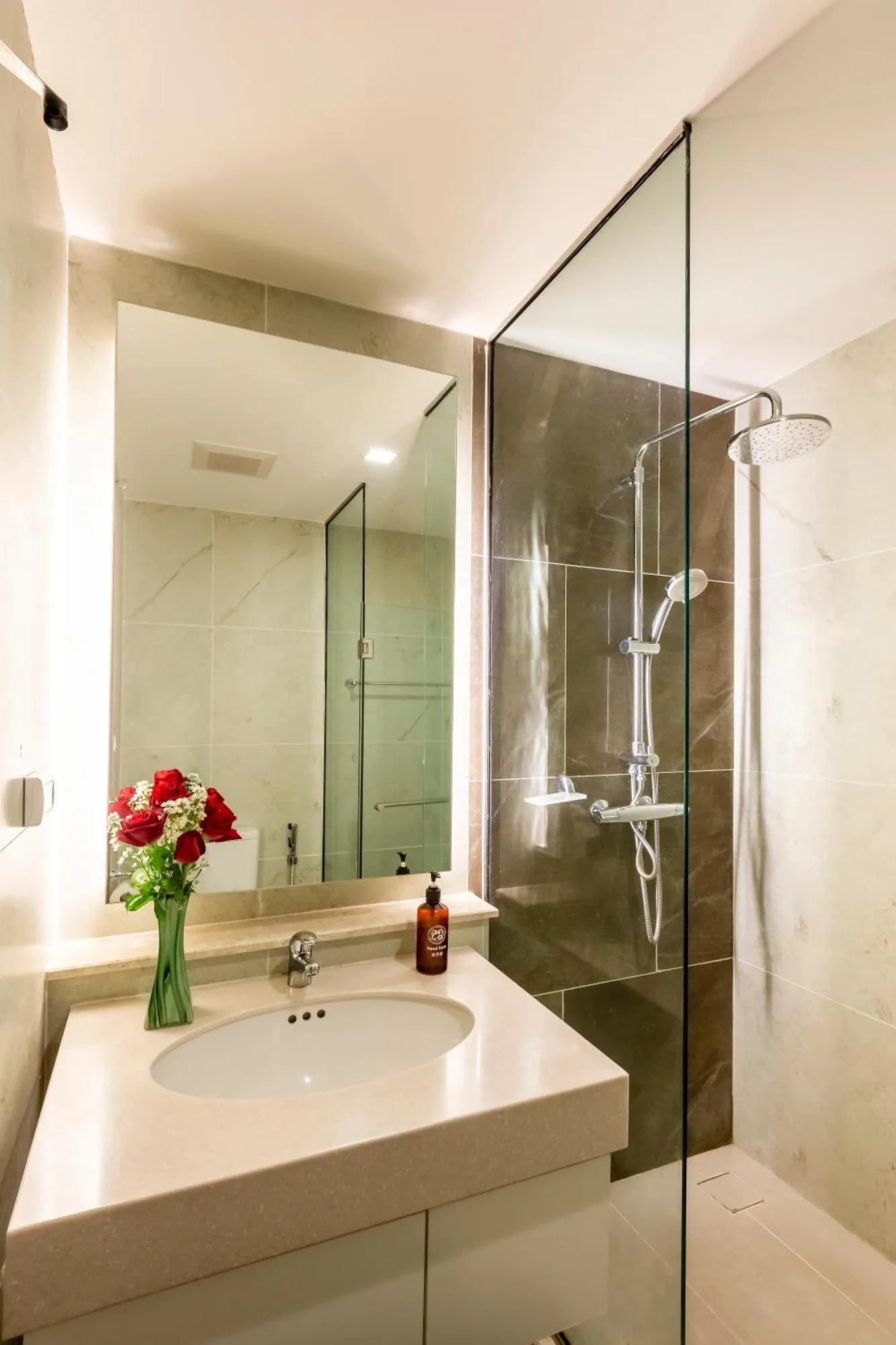 Baño con bañera y lavabo en Anta Residence Self-service apartment en Chiang Mai con elegante diseño de azulejos