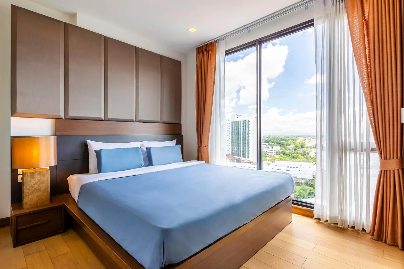 Dormitorio king luminoso en Anta Residence Self-service apartment en Chiang Mai con grandes ventanales y vistas a la ciudad
