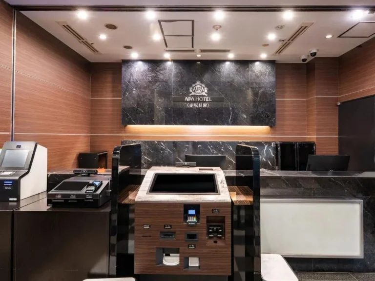 Mostrador de recepción en el APA Hotel Akasaka Mitsuke
