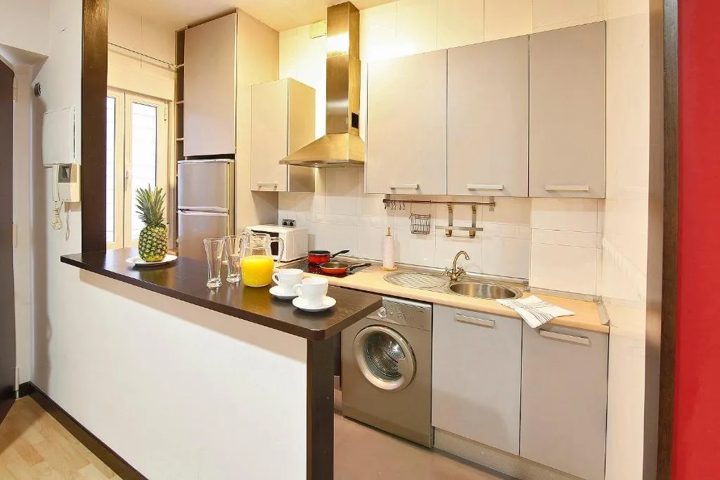 Kitchen area in Apartamentos El Tiempo Madrid