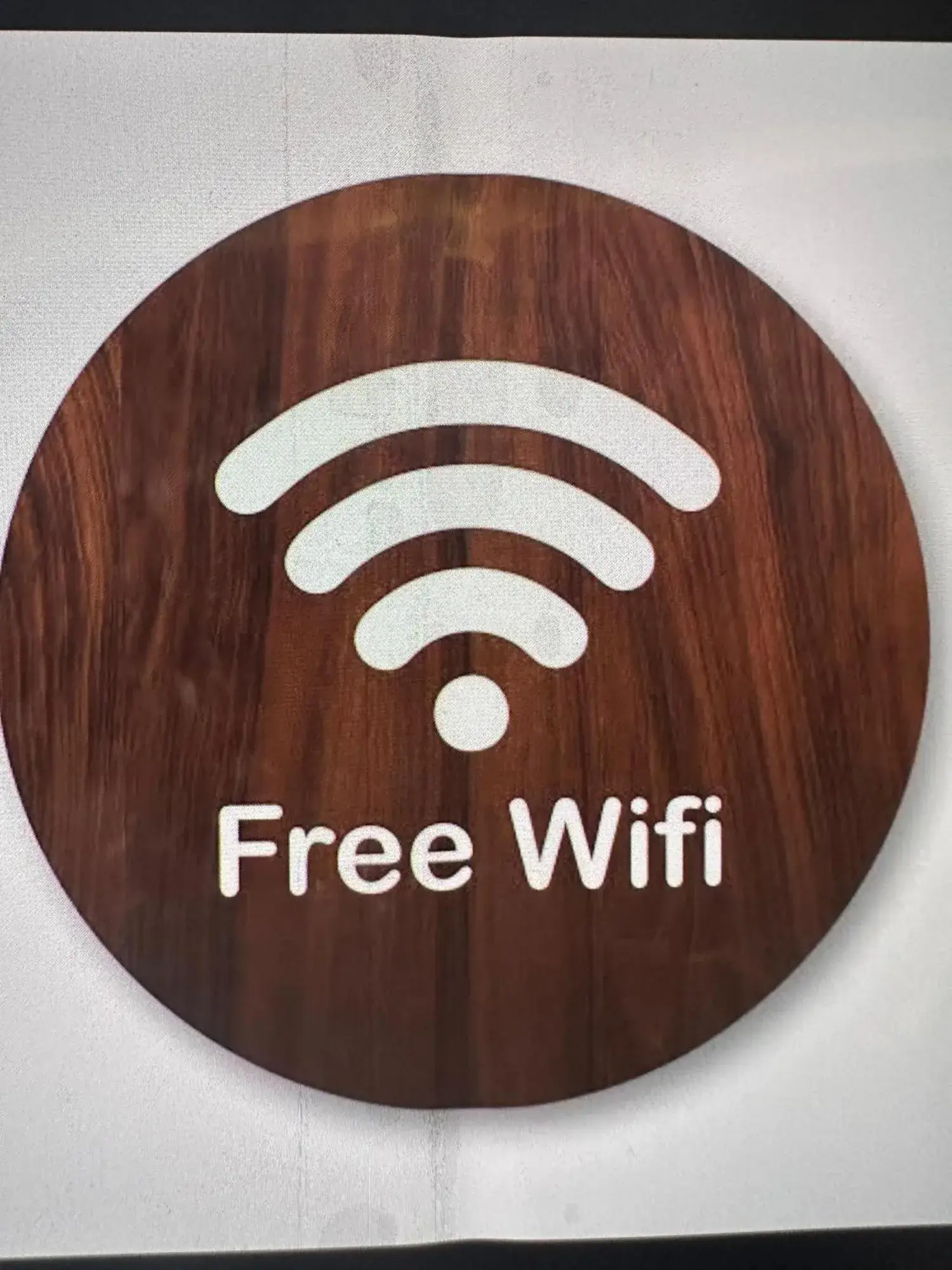 Panneau WiFi gratuit à Apartemen Cantik 2BR-7 orang Kelapa Gading WIFI à Jakarta indiquant l’accès Internet pour les clients.