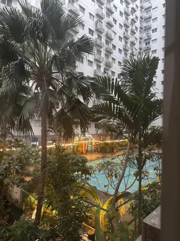 Vue depuis Apartemen Cantik 2BR-7 orang Kelapa Gading WIFI à Jakarta sur la piscine et les immeubles de grande hauteur.