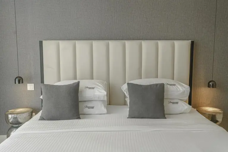 Lit confortable dans une chambre élégante