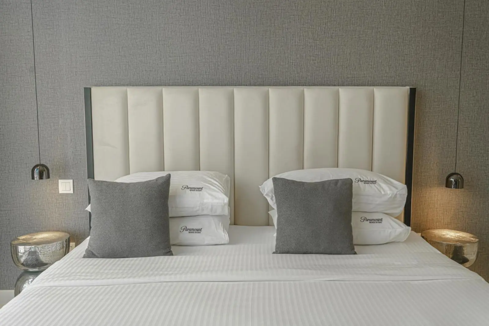 Lit confortable dans une chambre élégante