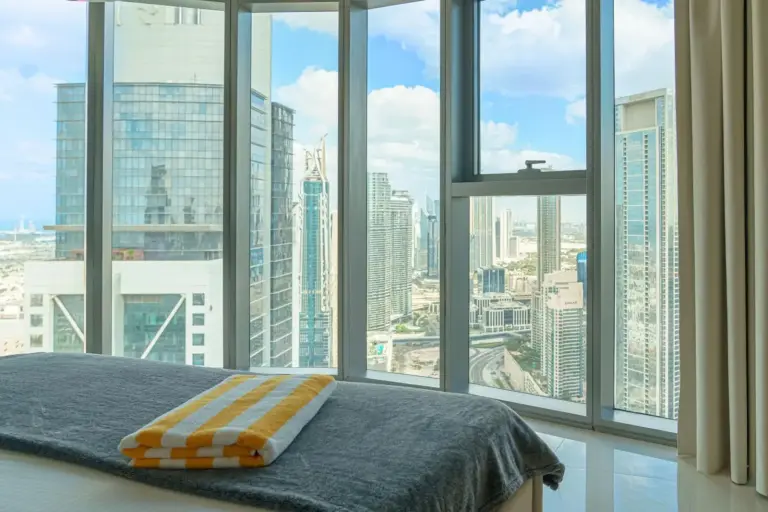 Vue panoramique depuis la chambre à Dubaï