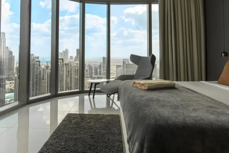 Chambre élégante avec vue sur la skyline à Dubaï