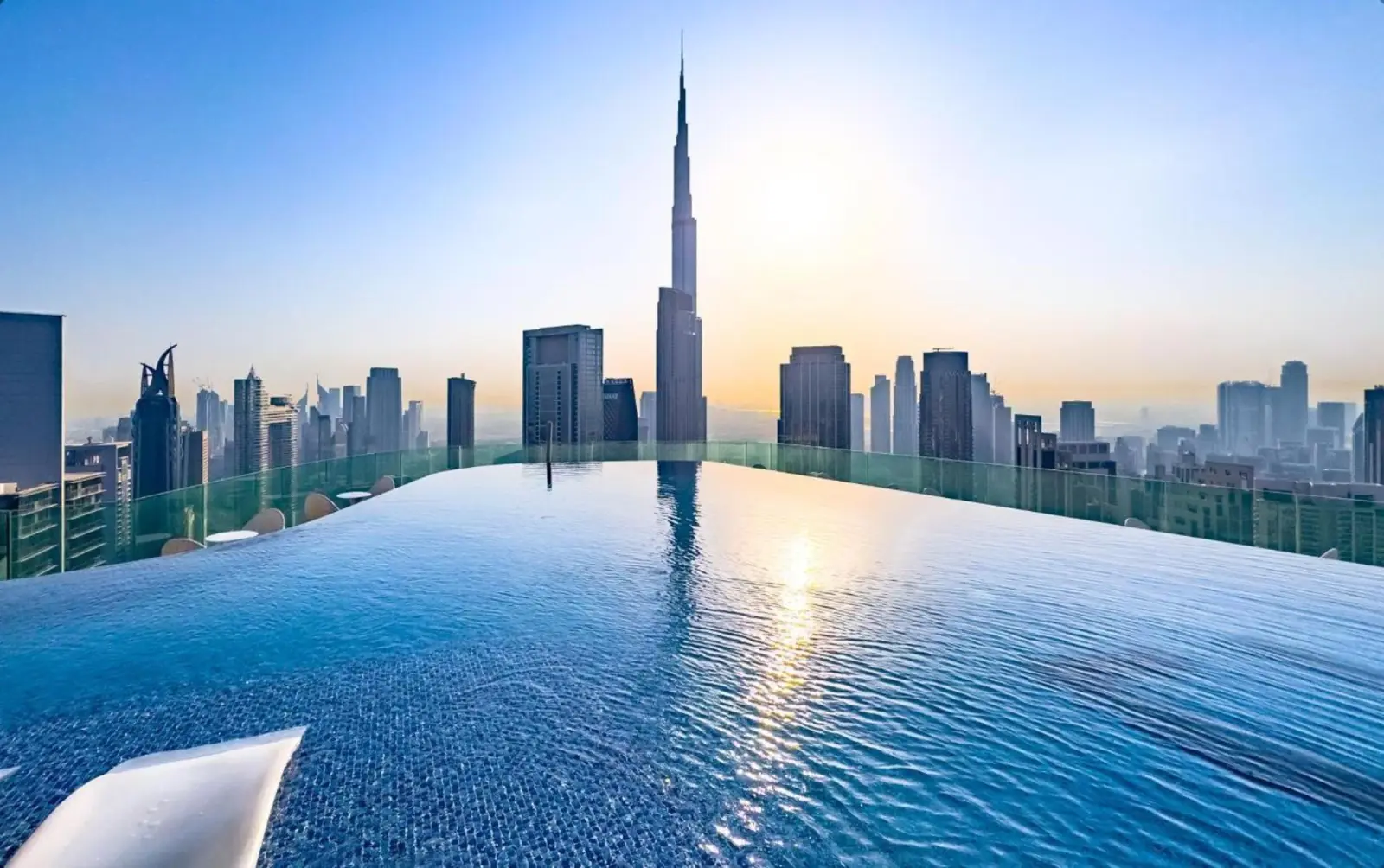 Piscine à débordement avec vue sur le Burj Khalifa à Dubaï