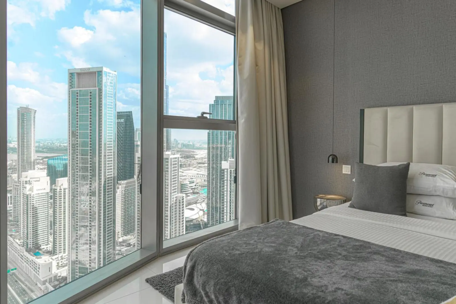 Vue de chambre élégante à Dubaï