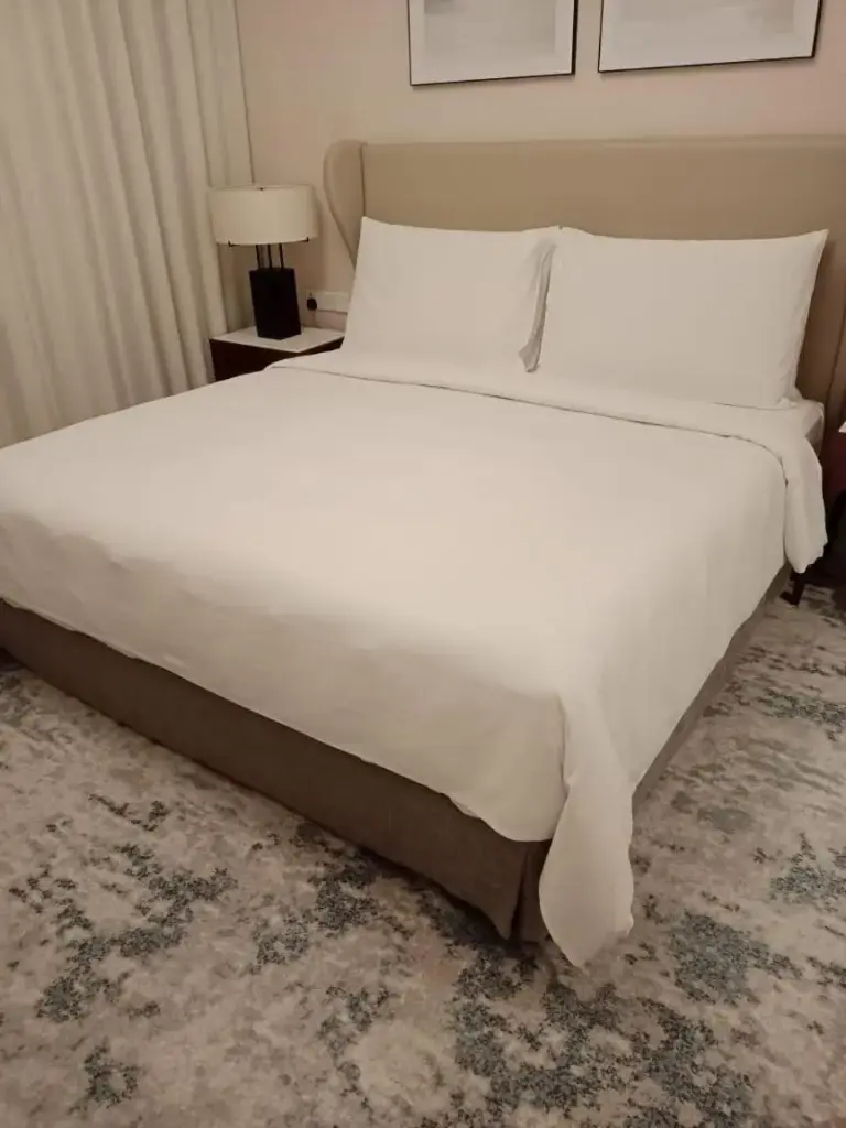 Schlafzimmer in einem Drei-Schlafzimmer-Apartment im Address Hotel in Khor Fakkan