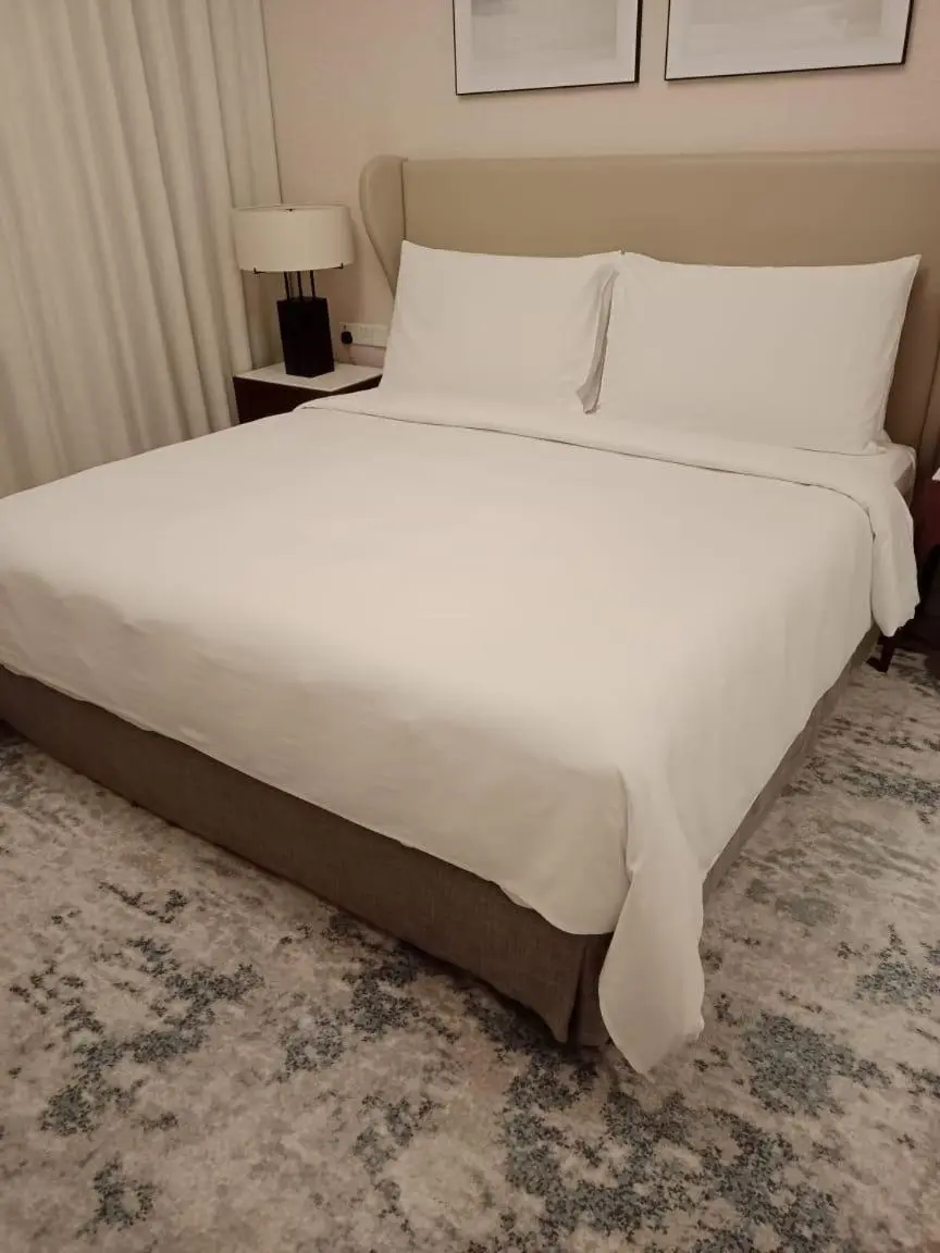 Schlafzimmer in einem Drei-Schlafzimmer-Apartment im Address Hotel in Khor Fakkan