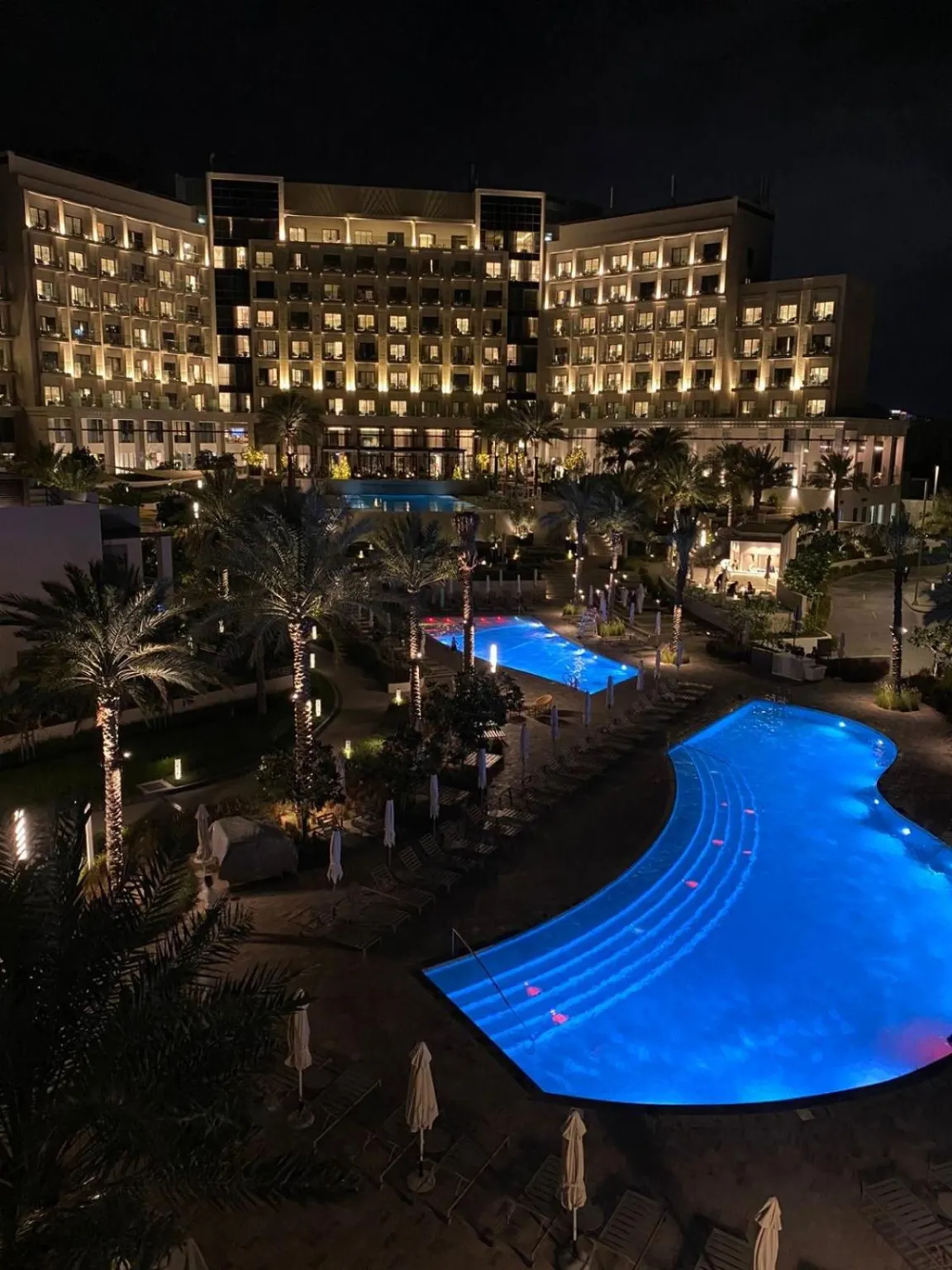 Beleuchteter Pool im Address Hotel in Khor Fakkan