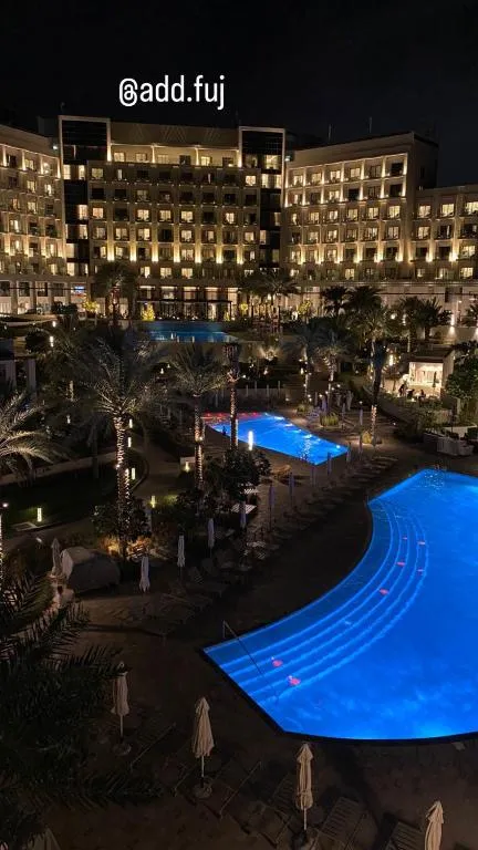 Nachtblick auf den Pool im Address Hotel in Khor Fakkan