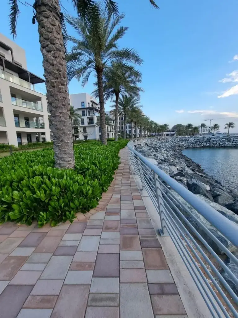 Gehweg in der Nähe des Address Hotels in Khor Fakkan