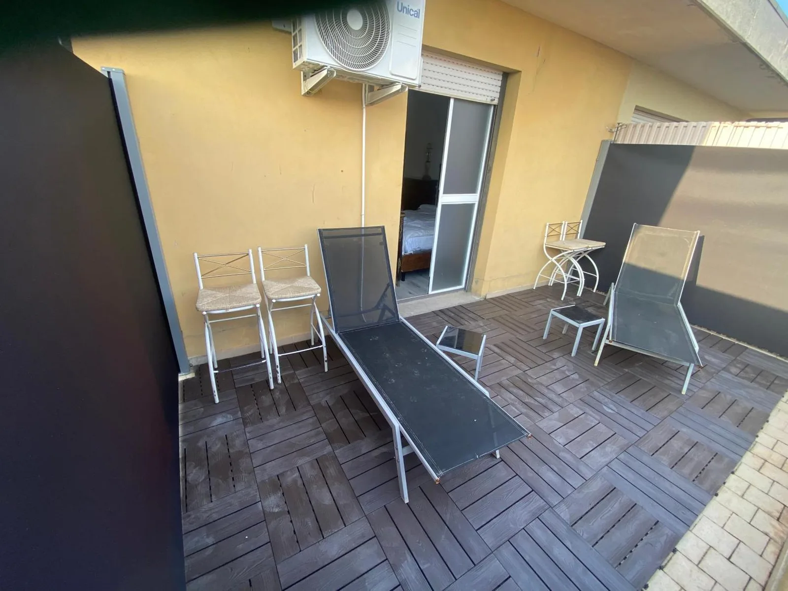 appartamenti con terrazo solare – hotel en Perugia, Italy – una habitación con dos sillas y una mesa y un edificio en appartamenti con terrazo solare en Perugia