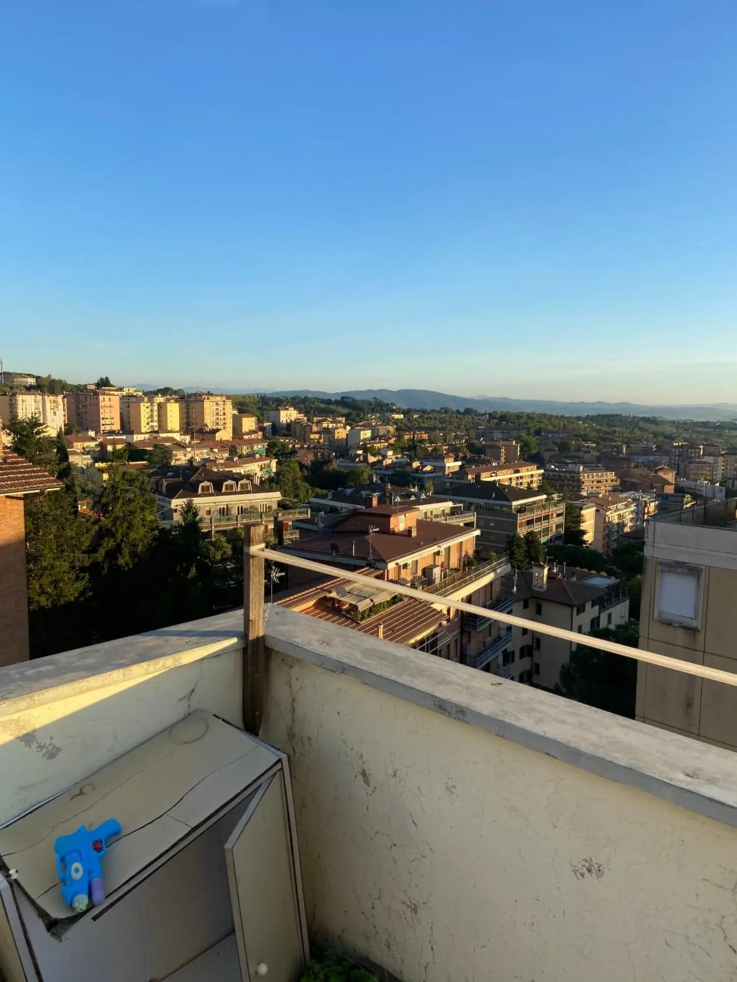 Vista urbana desde el balcón en Appartamenti con Terrazzo Solare en Perugia, con vistas a las colinas y los tejados de la ciudad
