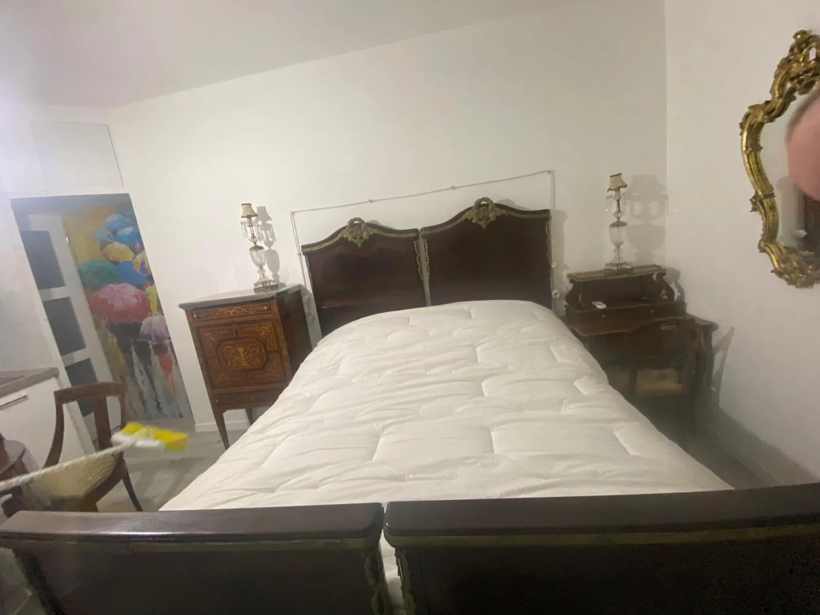 Dormitorio con televisor montado en Appartamenti con Terrazzo Solare en Perugia, con mobiliario clásico y paredes luminosas