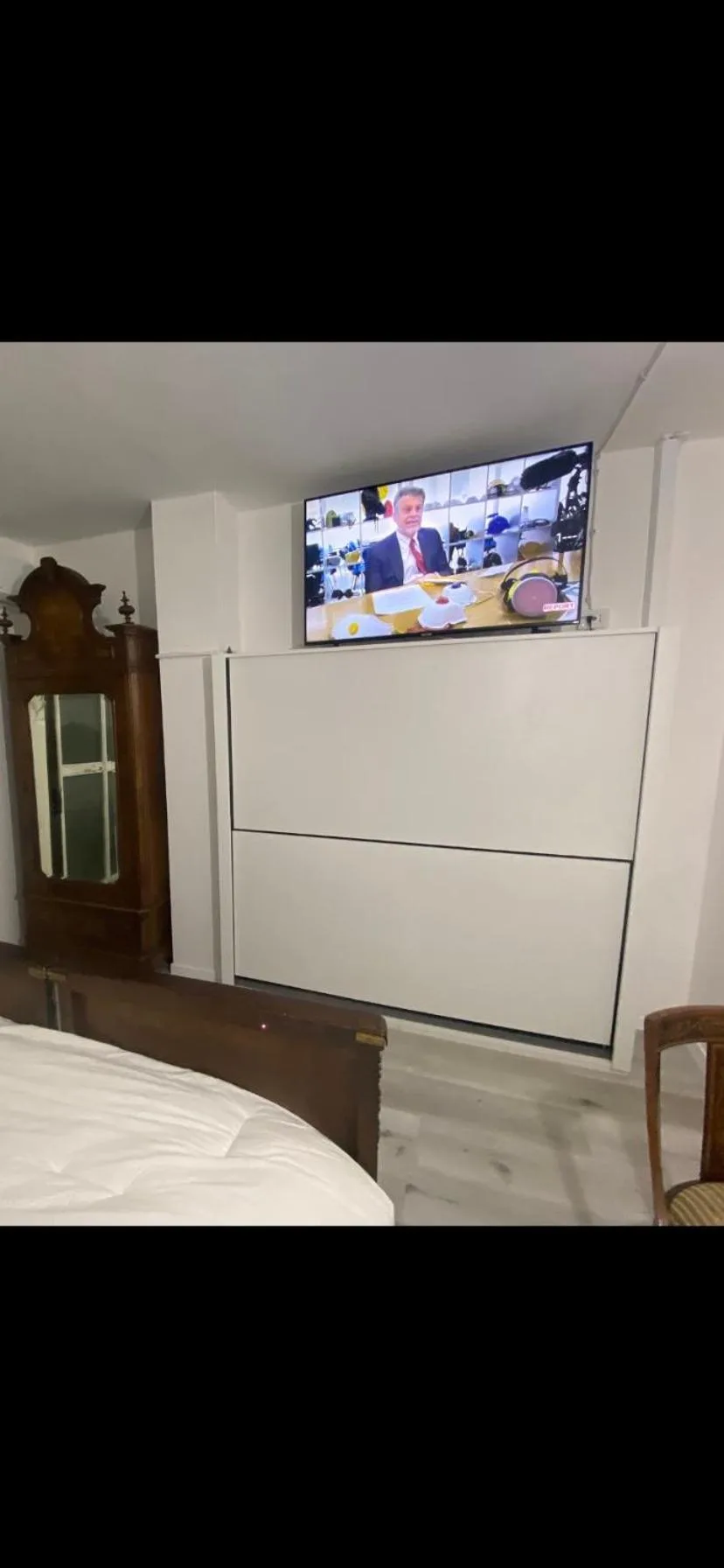 Rincón con TV en el dormitorio del apartamento en Appartamenti con Terrazzo Solare en Perugia, con armario y zona de estar