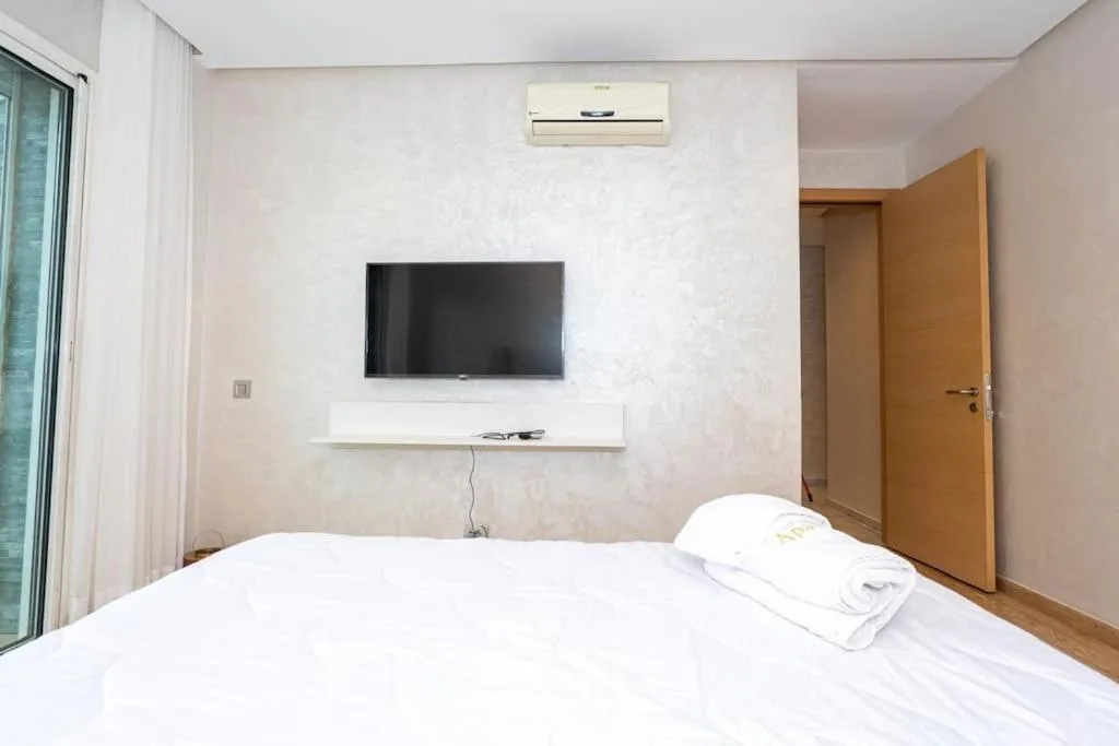Bedroom with TV at Appartement géant, Rabat