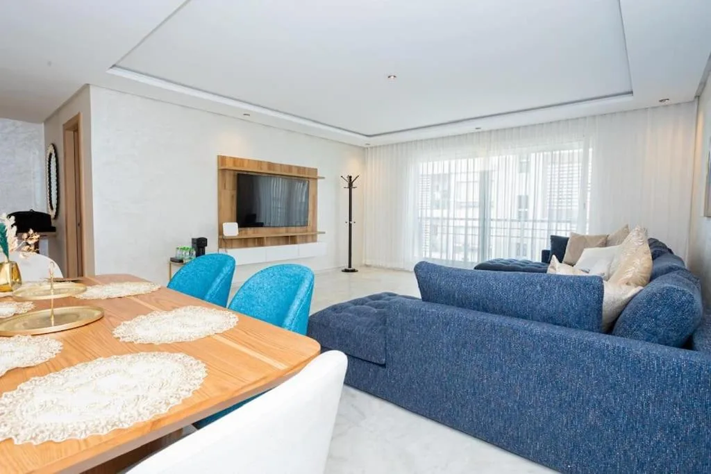 Living room and dining space at Appartement géant, Rabat