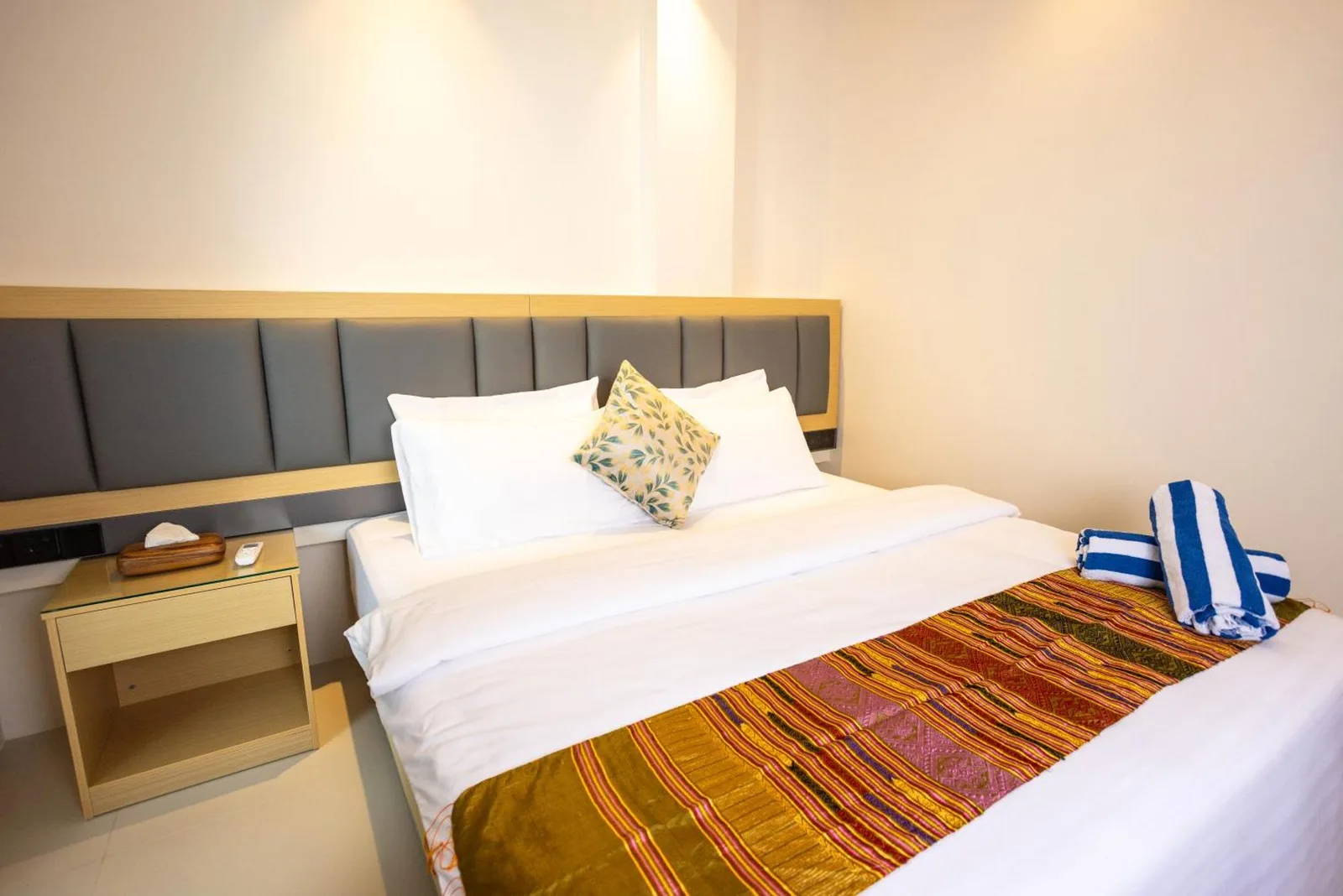 Aqua Luna Dhangethi Chambre avec lit simple et décoration vive