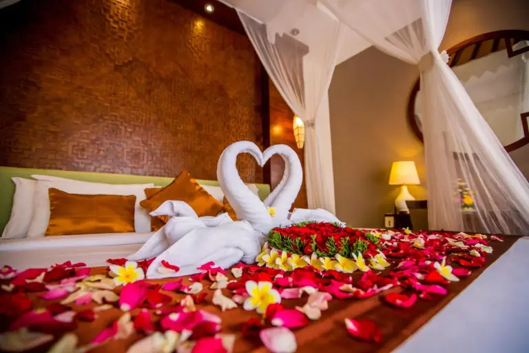 disposición romántica de la cama en Aria Exclusive Villas & SPA