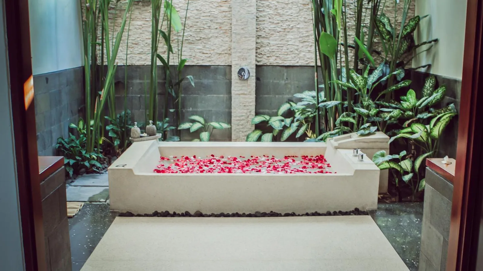 baño con pétalos de rosa en Aria Exclusive Villas & SPA
