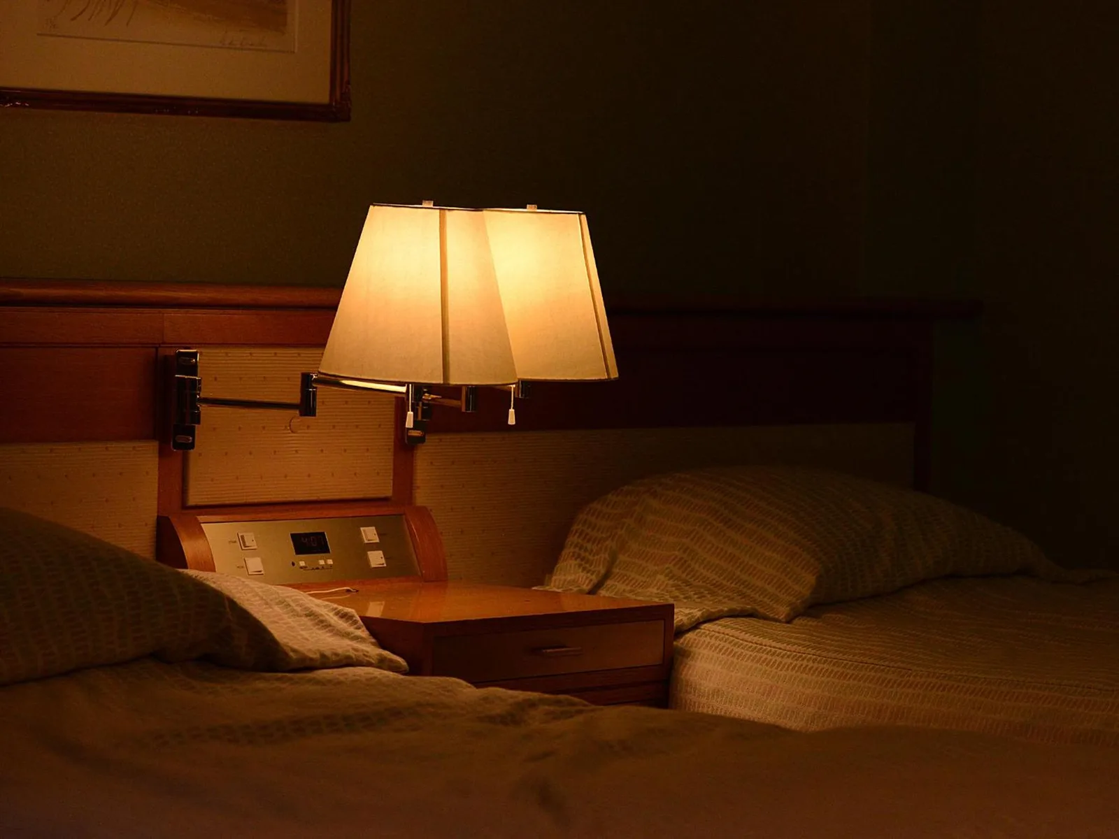 Table de nuit et lampe dans une chambre à Arima Onsen Gekkoen Korokan