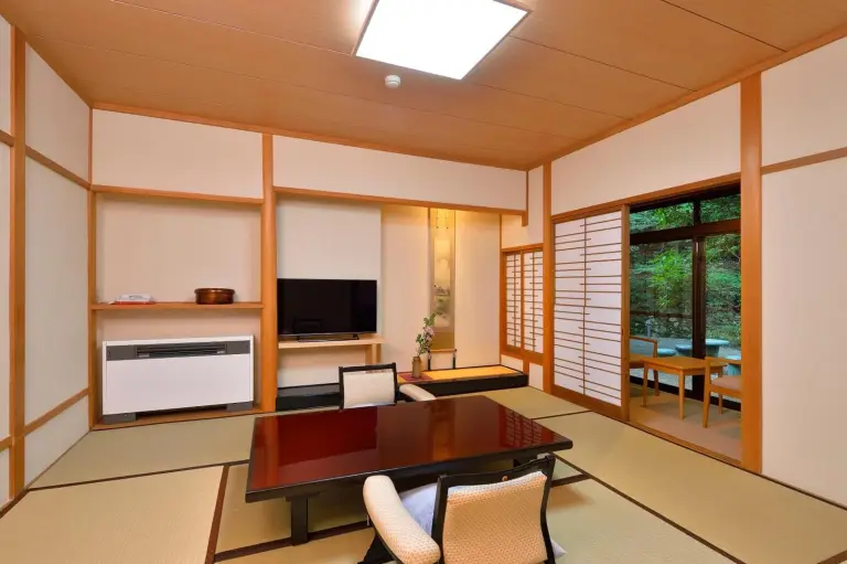 Habitación japonesa moderna en Arima Onsen Gekkoen Yugetsusanso