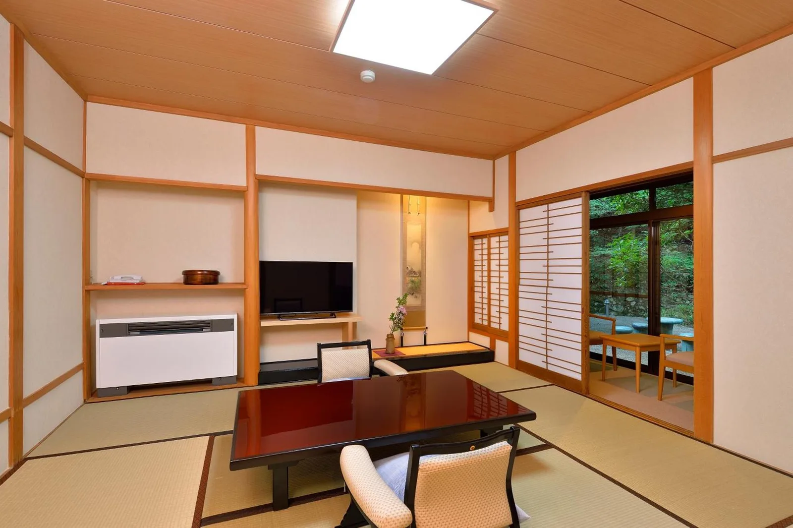 Habitación japonesa moderna en Arima Onsen Gekkoen Yugetsusanso