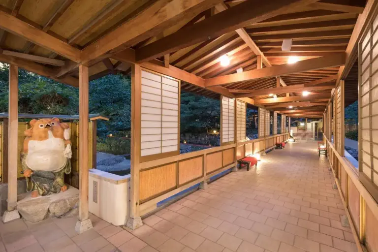 Sendero con decoraciones en Arima Onsen Gekkoen Yugetsusanso