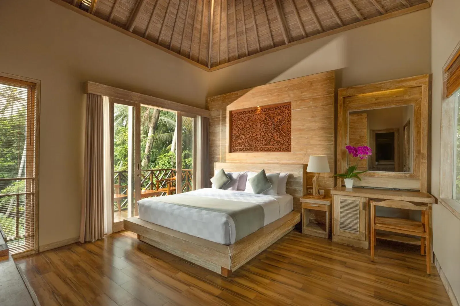 Habitación Deluxe en Arkamara Dijiwa Ubud con decoración moderna