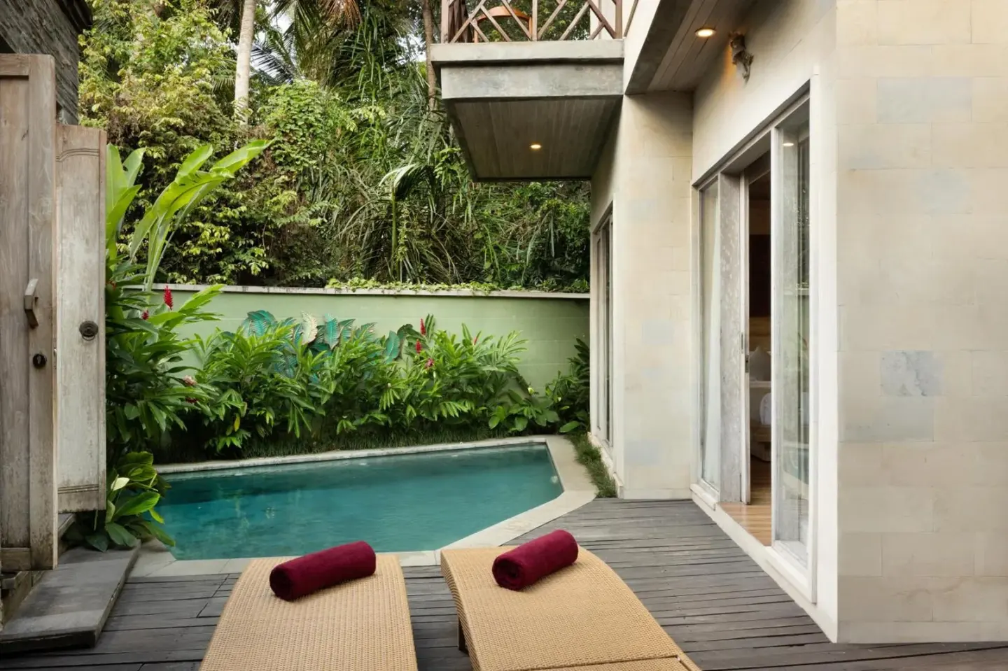 Zona de relax junto a la piscina en Arkamara Dijiwa Ubud