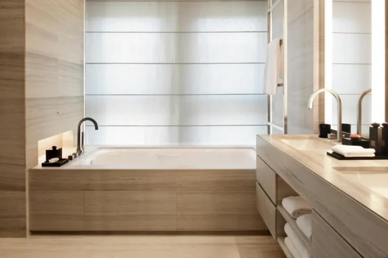 Armani Hotel Milano – Milan, Italy hotel – a bathroom with two sinks and a bath tub at Armani Hotel Milano in Milan
