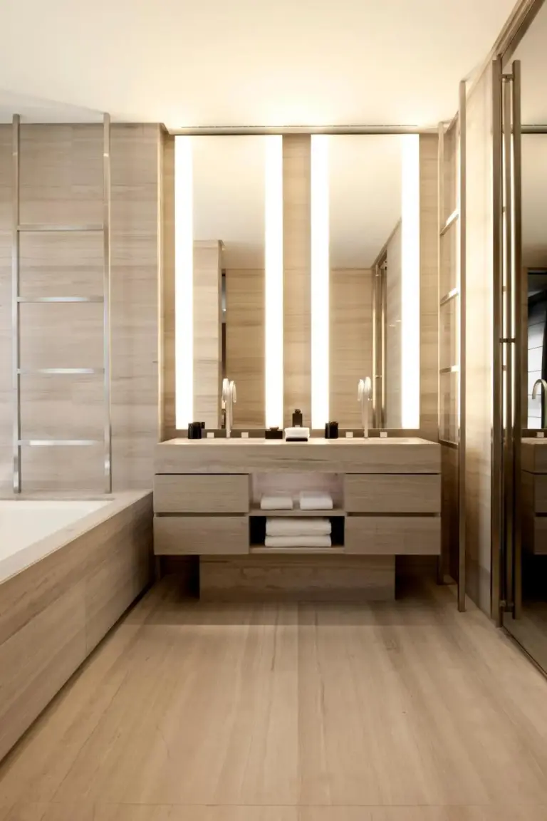 Coiffeuse de la salle de bain de l'Armani Hotel Milano avec éclairage