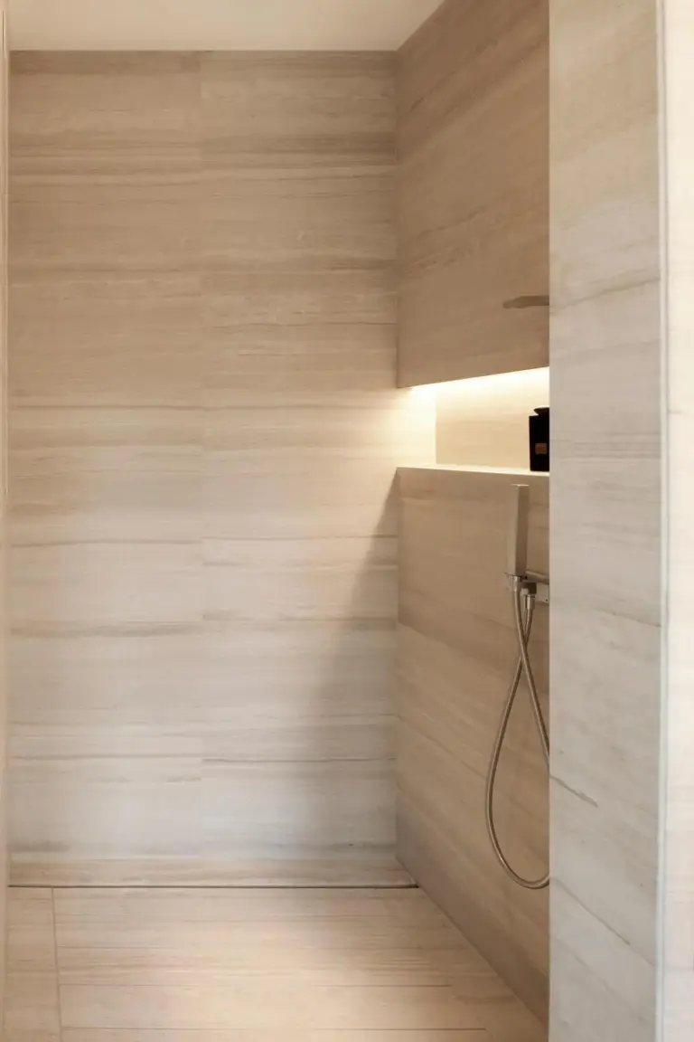 Espace douche élégant de l'Armani Hotel Milano