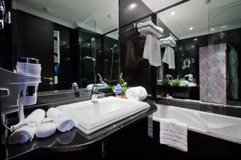 Baño moderno de Art Palace Suites & Spa en Casablanca