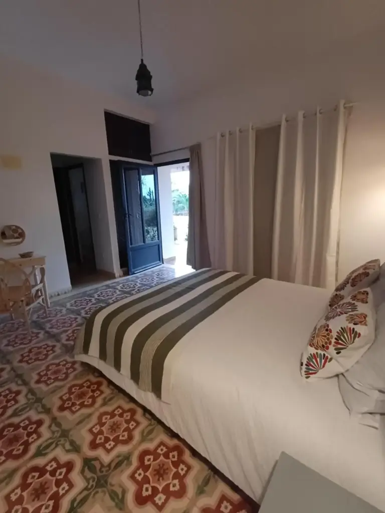 Chambre charmante au Artgana Lodge avec des draps rayés