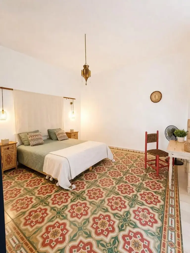 Chambre confortable au Artgana Lodge avec des carreaux vibrants
