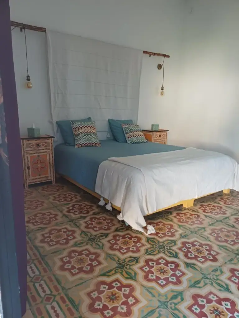 Chambre élégante au Artgana Lodge avec des éléments décoratifs