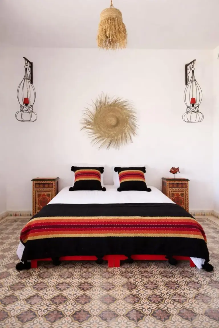 Chambre élégante à Artgana Lodge avec des accents décoratifs