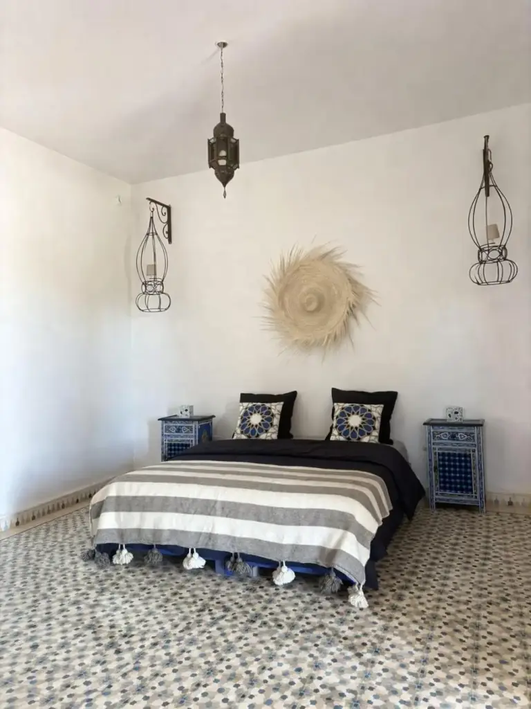 Chambre unique au Artgana Lodge avec des touches marocaines