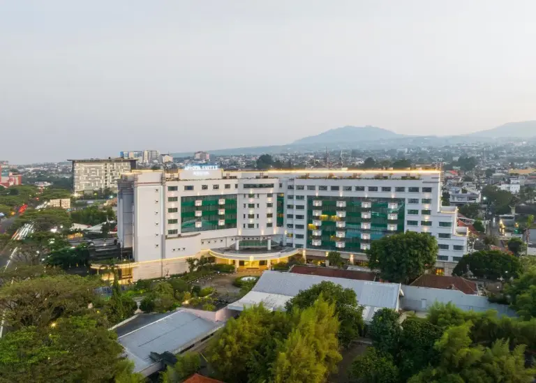 Exterior view of ARTOTEL Suites Aquila Bandung in Bandung with the hotel building and city skyline in the background